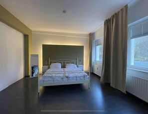 4 Schlafzimmer, Schreibtisch, Bügeleisen/Bügelbrett, Reisekinderbett