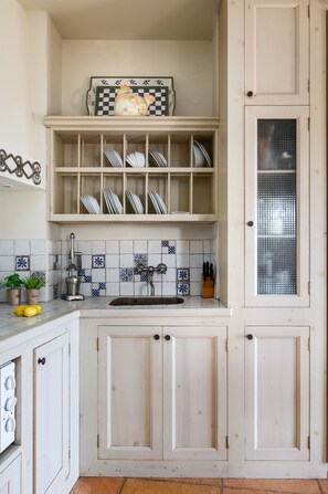 Traditional House, 2 Bedrooms | Dapur peribadi | Peti sejuk/penyejuk beku saiz penuh, ketuhar gelombang mikro, ketuhar 