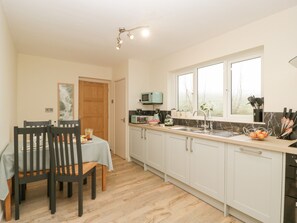 Fridge, dishwasher, electric kettle, cookware/dishes/utensils - Palace Bungalow (Hereford)