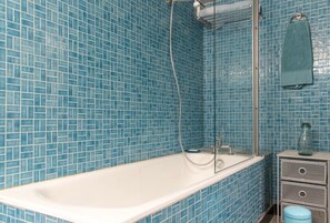 Douche, séchoir à cheveux, serviettes fournies, savon