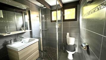 Douche, sèche-cheveux, serviettes fournies, savon