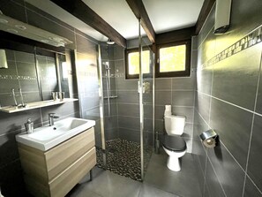 Douche, sèche-cheveux, serviettes fournies, savon