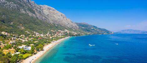 Plage, chaises longues, serviettes de plage