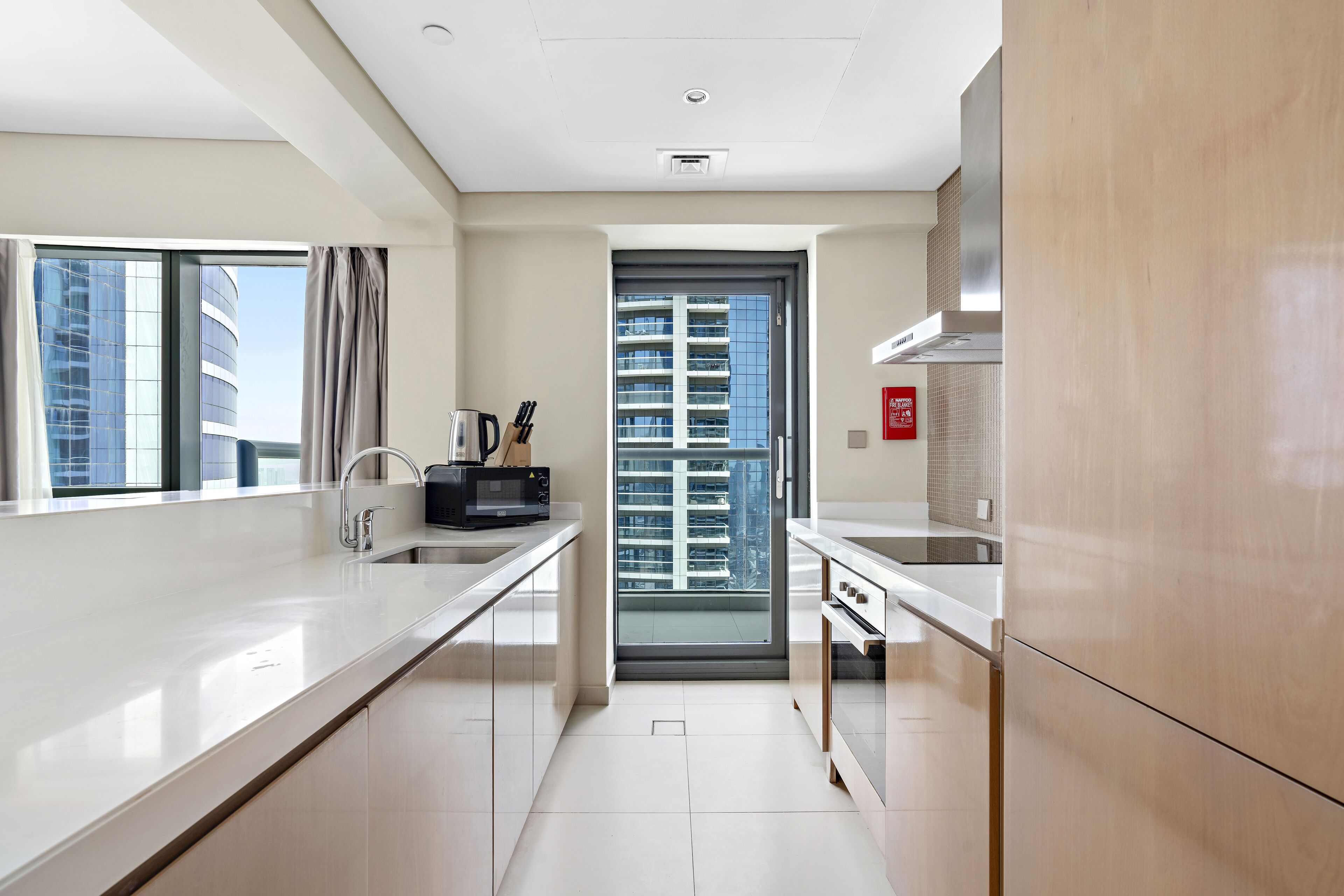 Frigorifero, forno, piano cottura, macchina per tè/caffè