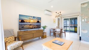 TV, books - Family Holiday Fun, Right Here (BONGAREE)