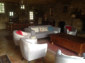 Fernseher, Kamin, Videospiele, DVD-Player