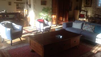 Fernseher, Kamin, Videospiele, DVD-Player