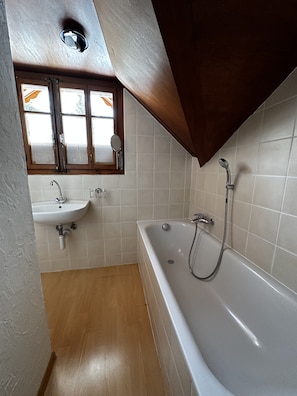 SĂšche-cheveux, serviettes fournies, papier toilette