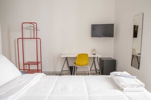 1 bedroom, desk, free WiFi, bed sheets - King Room with Balcony in the historic center of Naples (Napoli)