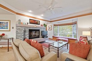 Télévision, cheminée