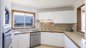 Microwave, oven, stovetop, dishwasher - Romiaka Unit 11 - Lifestyle Yamba (YAMBA)