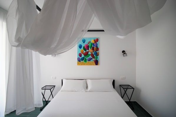 Deluxe Room, 1 King Bed, Garden View, Ground Floor | Minibar, in-room safe, individually decorated, individually furnished