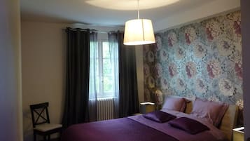 2 bedrooms, desk, iron/ironing board, travel crib