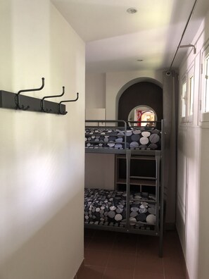 2 chambres, bureau, fer et planche Ă repasser, lit parapluie
