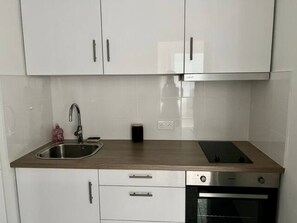 Private kitchen - Charming T2 renovated Neuilly-sur-Seine: Lease Mobility (Neuilly-sur-Seine)
