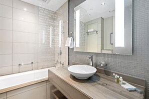 Dusj, håndklær, såpe og sjampo