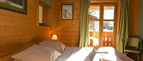 11 dormitorios, tabla de planchar con plancha, cuna de viaje