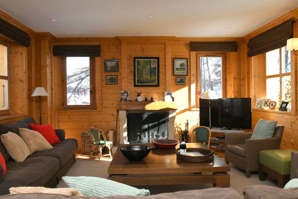 Televisión, chimenea y reproductor de DVD 