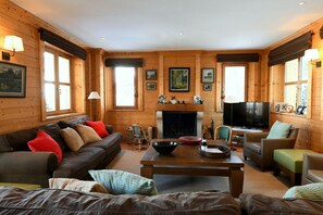 Tv, eldstad och dvd-spelare