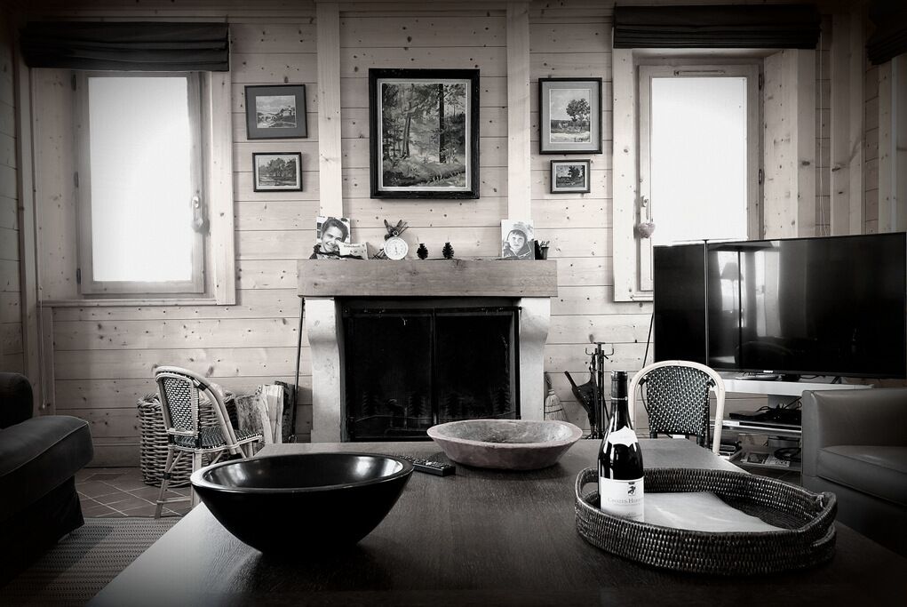 Televisión, chimenea y reproductor de DVD 