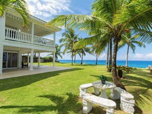 Outdoor dining - Luxury Oceanfront Villa with Amazing Views (Sosúa)