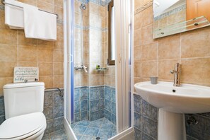 A bathroom with a shower, toilet, and sink. - Wild Fig Retreat (Zakynthos)