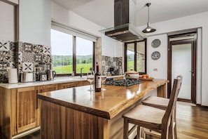 Villa Supérieure | Cuisine privée | Grand réfrigérateur, micro-ondes, four, plaque de cuisson