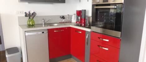 Kjøleskap, mikrobølgeovn, ovn og kokeplater