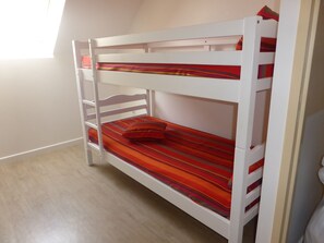 3 bedrooms, desk, iron/ironing board, travel crib