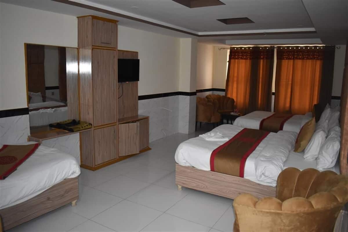 Premium Triple Room | Iron/ironing board