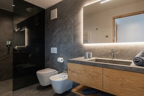 Shower, hair dryer, towels - Apartment "Alpenrose Beim Lackl" with Mountain View & Wi-Fi (Hafling)