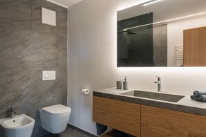 Dusche, Haartrockner, Handtücher