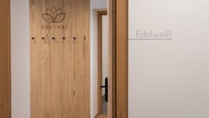 Puiset ovet, joissa on logo ja nimi »BEIM LACKL» sekä kyltti, jossa on nimi »Edelweiß».