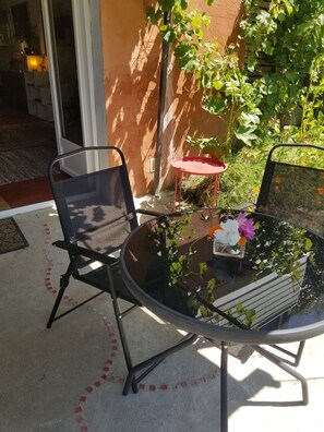 Outdoor dining - Bohemian. (Saint-Julien-le-Petit)