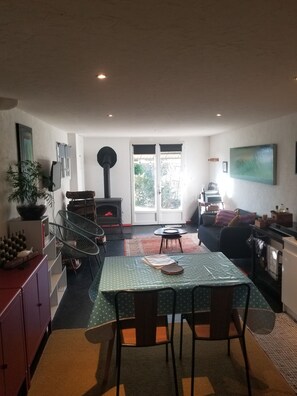 TV, fireplace, books - Bohemian. (Saint-Julien-le-Petit)