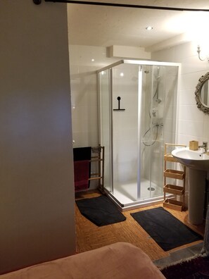 Shower, hair dryer, soap, toilet paper - Bohemian. (Saint-Julien-le-Petit)