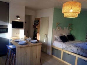 1 chambre, fer et planche à repasser, Wi-Fi gratuit, draps fournis