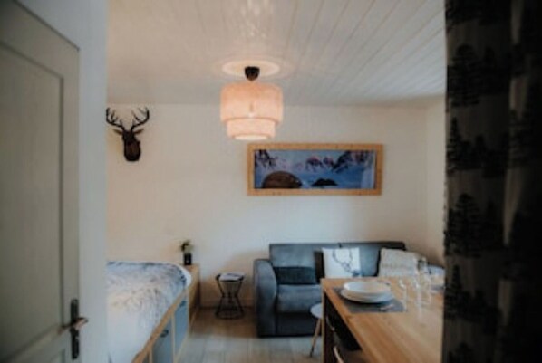 1 habitación, tabla de planchar con plancha, wifi gratis y ropa de cama 