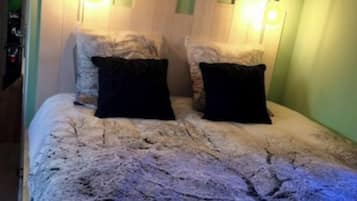 1 slaapkamer, een strijkplank/strijkijzer, gratis wifi, beddengoed