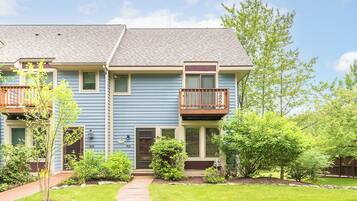 Studio (3 Bedrooms) | Front of property