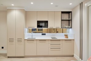 Kjøleskap, mikrobølgeovn, kaffetrakter/tekoker og brødrister