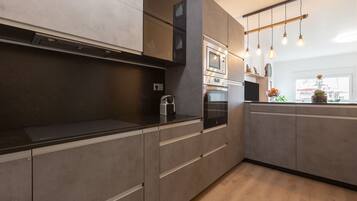 Frigorífico, microondas, horno y placa de cocina