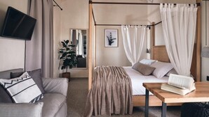 Junior Suite Side Sea View with Outdoor Jacuzzi | 低過敏寢具、迷你吧、客房內保險箱、遮光布/窗簾