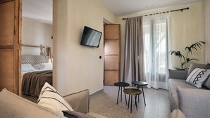 Deluxe Garden View Suite with Private Pool | 低過敏寢具、迷你吧、客房內保險箱、遮光布/窗簾