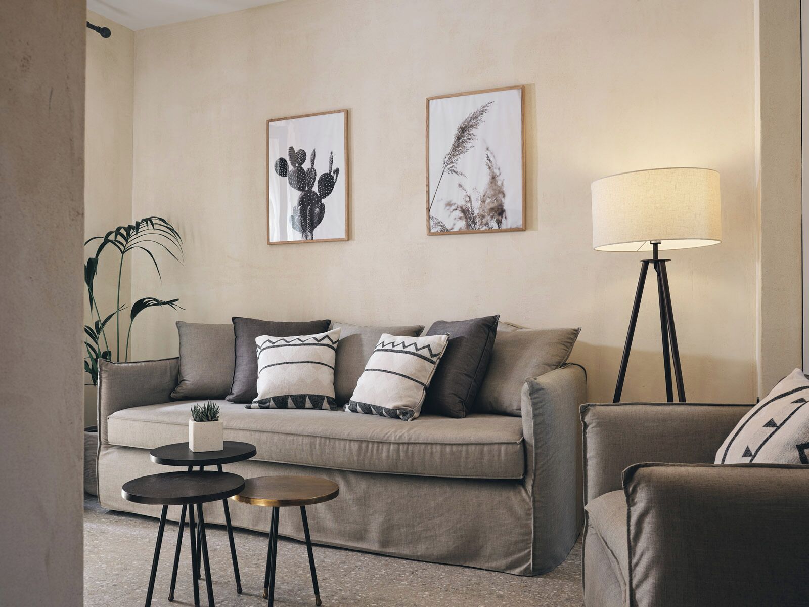 Deluxe Side Sea View Suite | Living area | Smart TV