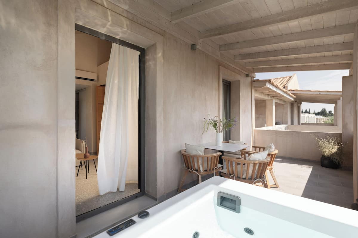 Deluxe Side Sea View Suite Outdoor Jacuzzi | Hypo-allergenic bedding available, minibar, in-room safe