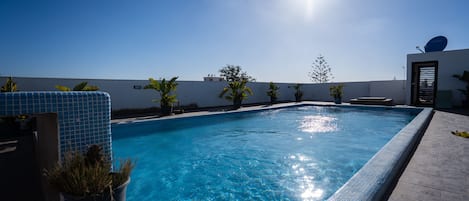 Una piscina al aire libre