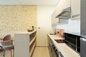 Fridge, microwave, oven, stovetop - Le Paris-Oasis Casa: luxury flat with rooftop swimming pool (Casablanca)