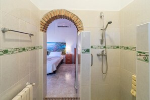 Kylpyamme, hiustenkuivaaja, pyyhkeet