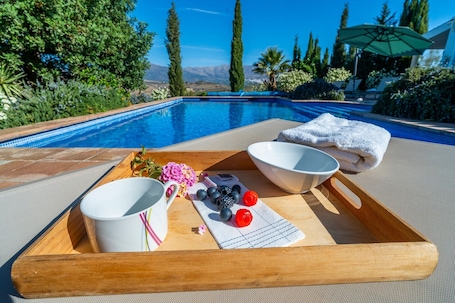 プール. Villa 'Serenidad' with Mountain View, Pool, Wi-Fi and Air Conditioning